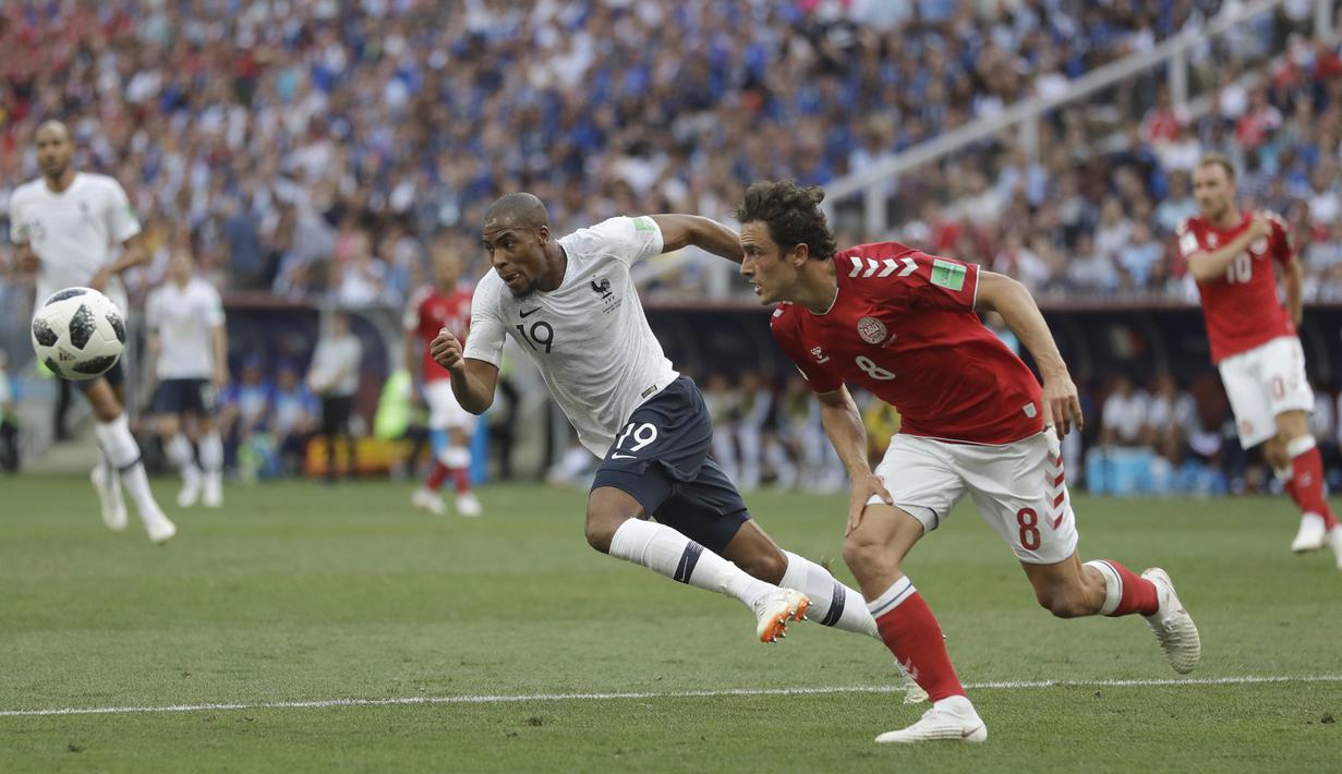 Gelandang Prancis, Djibril Sidibe, beradu cepat dengan bek Denmark, Thomas Delaney, pada laga grup C Piala Dunia di Stadion Luzhniki, Moskow, Selasa (26/6/2018). Kedua negara bermain imbang 0-0. (AP/Matthias Schrader)