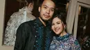 Jessica Mila hadir bersama suaminya, Yakup dengan busana bernuansa biru. Pasangan yang baru saja menjadi orangtua ini tampil memesona. [@biyanofficial]