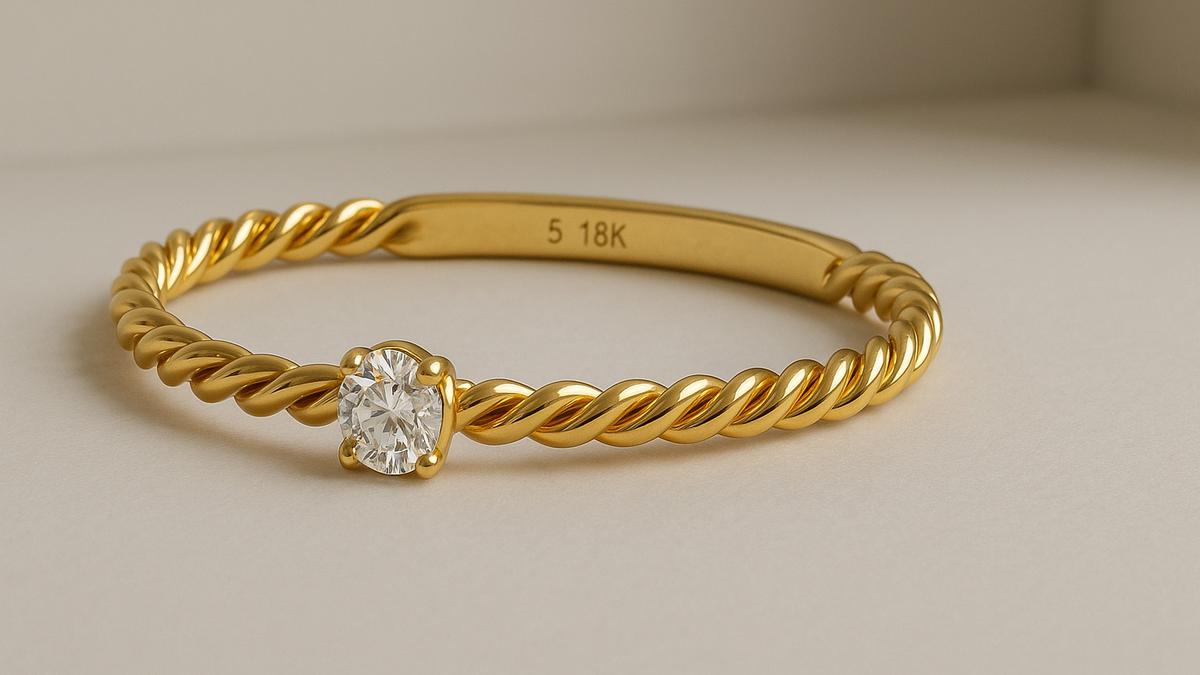 Gelang Emas 5 Gram 18 Karat Model Twist Rope dengan Zirconia, Sedang Tren di 2025