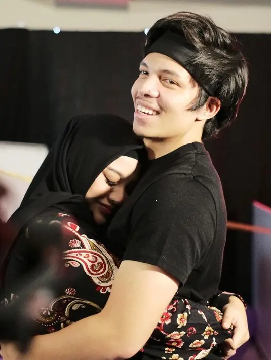 Aurel Hermansyah dan Atta Halilintar tampak begitu bahagia dan mesra saat momen perayaan ulang tahun tersebut. (Foto: instagram.com/aurelie.hermansyah)