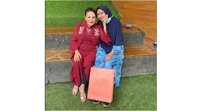 6 Potret Penampilan Terbaru Mpok Atiek Pasca 21 Kali Operasi Pengangkatan Silikon