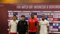Pelatih Timnas Indonesia Shin Tae-yong (kedua kiri) saat menghadiri konferensi pers pra pertandingan FIFA Matchday melawan Burundi di&nbsp;Hotel Sultan, Jakarta, Jumat (24/3/2023). (Liputan6.com/Melinda Indrasari)