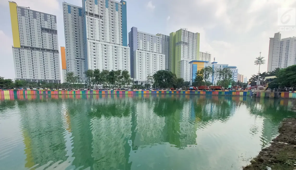 Kondisi Danau Sunter yang berwarna hijau di Jakarta Utara pada Senin (8/7/2019). Lamanya musim kemarau di Ibu kota menjadi penyebab danau tersebut berubah warna menjadi hijau yang dipicu oleh pertumbuhan lumut. (Liputan6.com/Immanuel Antonius)