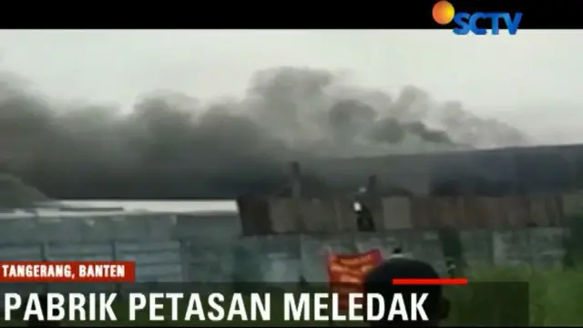 Dalam rekaman video amatir terlihat jelas asap tebal dari gudang sekaligus pabrik petasan dan kembang api di Kampung Belimbing.
