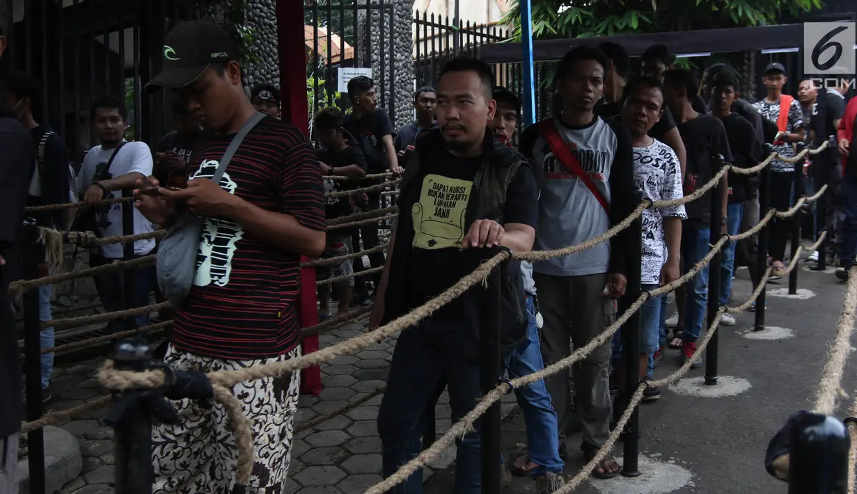 Penonton yang sebagian besar merupakan anggota komunitas Orang Indonesia (OI), kelompok penggemar Iwan Fals mengantre memasuki area Konser Situs Budaya di Panggung Kita, Depok, Sabtu (3/3). (Liputan6.com/Arya Manggala)
