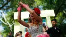Seorang wanita menari saat Festival Hidirellez di Edirne, Turki, Jumat (5/5). Mengikuti perayaan Festival Hidirellez diyakini penduduk setempat bisa membuat keinginan terwujud. (AP Photo / Lefteris Pitarakis)