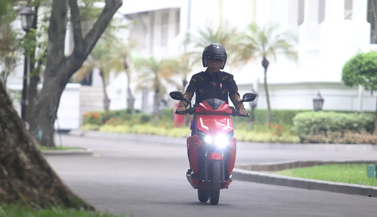 Presiden Joko Widodo (Jokowi) menjajal sepeda motor listrik Gesits di Istana Merdeka, Jakarta, Rabu (7/11). Motor listrik ini merupakan hasil kerja sama Garansindo dengan Institut Teknologi Sepuluh Nopember (ITS). (Liputan6.com/Angga Yuniar)