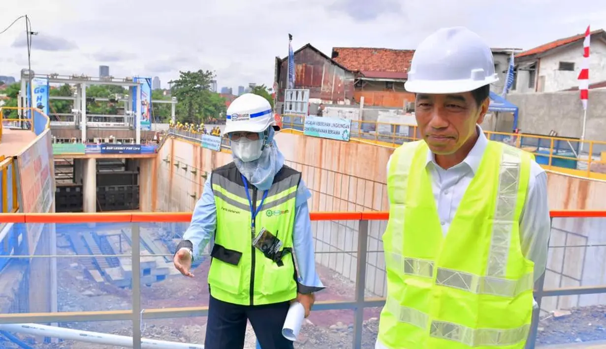 Presiden Joko Widodo (Jokowi) meninjau pembangunan sodetan dari Sungai Ciliwung menuju Kanal Banjir Timur (KBT), Jakarta Timur, Selasa (24/11/2023). Proyek pembangunan ini sempat mangkrak selama enam tahun. (FOTO: Agus Suparto/Biro Pers Istana Kepresidenan)