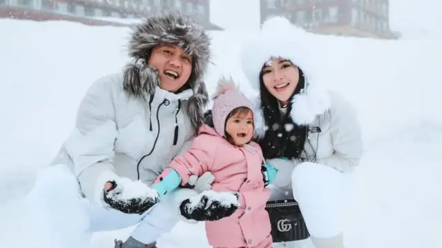 Aksi Denny Caknan saat Main Salju Bareng Istri dan Anak (credit: instagram/denny_caknan)
