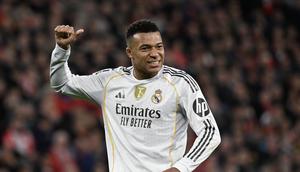 Penyerang Real Madrid asal Prancis, Kylian Mbappe, memberi isyarat saat laga La Liga melawan Athletic Bilbao di San Mames, Bilbao, 3 Desember 2025. (ANDER GILLENEA / AFP)