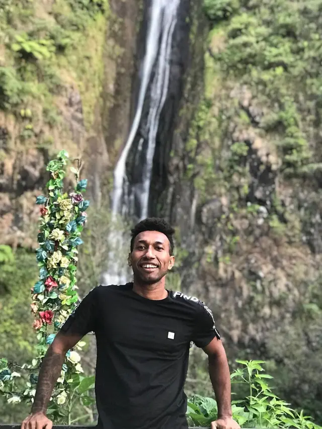 6 Gaya Liburan Patrich Wanggai, Striker Persebaya Surabaya