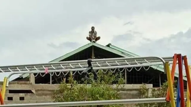 6 Tingkah Absurd Cowok di Atap Rumah Ini Bikin Garuk Kepala