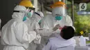 Petugas medis melakukan tes swab terhadap penumpang kereta rel listrik (KRL) di Stasiun Bogor, Bogor, Jawa Barat, Senin (27/4/2020). Pengetesan yang melibatkan 350 penumpang ini untuk memastikan ada atau tidaknya virus corona COVID-19 yang dibawa penumpang KRL. (merdeka.com/Arie Basuki)