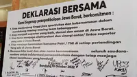 Poin-poin Deklarasi Bersama yang disepakati oleh klub-klub sepak bola di Jawa Barat dan perwakilan suporter yang digelar setelah diskusi di Grand Pasundan Covention Hotel, Bandung, Senin (10/10/2022). (Bola.com/Erwin Snaz)