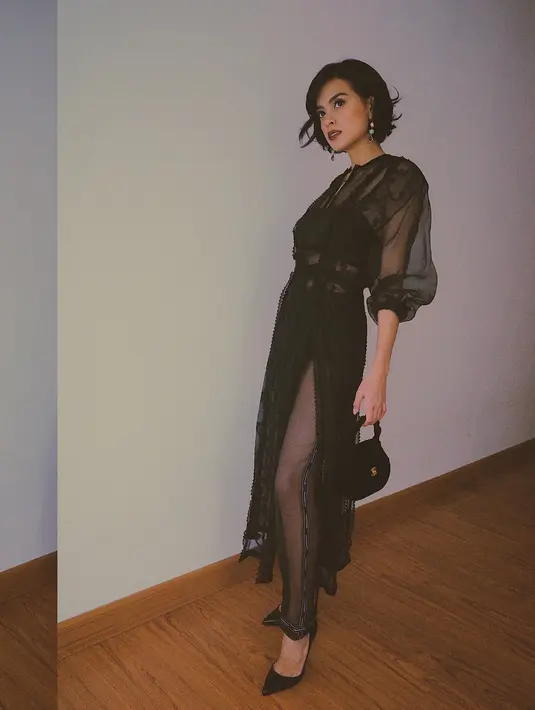 Eva Celia tampil menawan dengan busana serba hitam. Selain itu, ia juga memakai lipstik warna gelap. (Foto: instagram.com/evacelia)