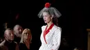 Bella Hadid berjalan di catwalk untuk show Rodarte pada New York Fashion Week: The Shows di New York City, Selasa (11/2/2020). Bella Hadid seolah-olah kembali ke era tahun 50an dalam balutan gaun polkadot merah dan putih dengan kerudung yang menutupi wajahnya. (Dimitrios Kambouris/Getty Images/AFP)