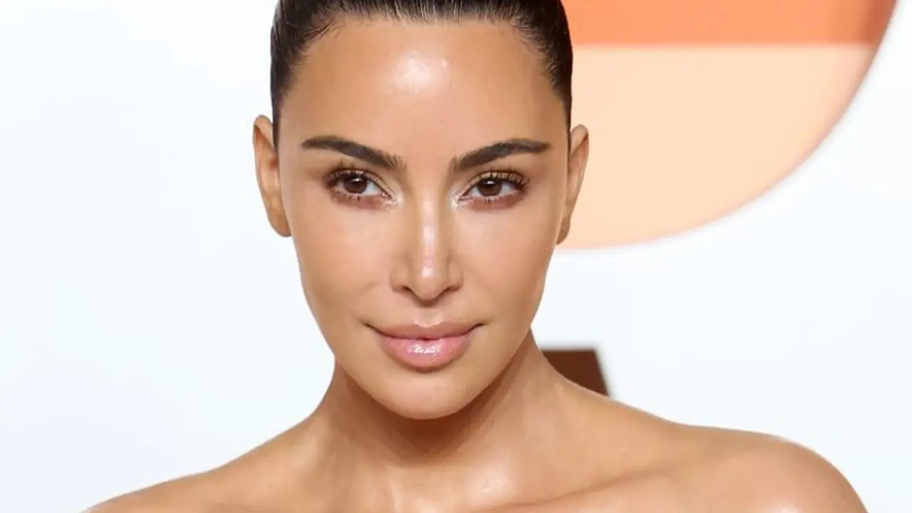 Potret Effortless Beauty Kim Kardashian dengan No Makeup Makeup Look di Oscar 2025