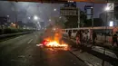 Api membakar penghalang jalan di Jalan Gatot Soebroto pasca demonstrasi mahasiswa di depan Gedung DPR/MPR, Jakarta, Selasa (24/9/2019). Demonstrasi mahasiswa di depan gedung DPR RI berujung ricuh, polisi menembakkan gas air mata dan water cannon untuk membubarkan demo. (Liputan6.com/Faisal Fanani)