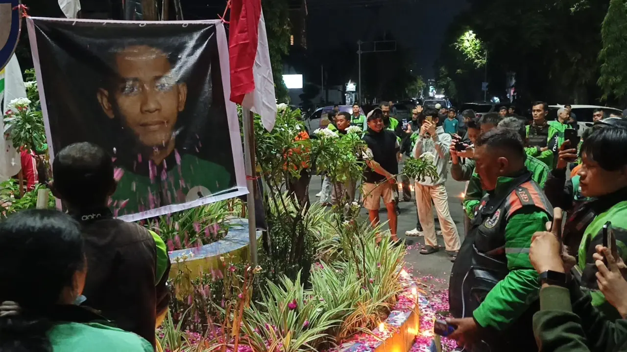 Massa aksi dan juga polisi di Jember memberikan bunga sebagai simbol penghormatan kepada almarhum Affan Kurniawan, pengemudi ojol yang dilindas rantis Brimob.