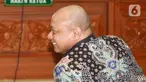 Terdakwa kasus narkoba Teddy Minahasa tersenyum saatmengikuti sidang vonis di Pengadilan Negeri Jakarta Barat, Selasa (9/5/2023).  (Liputan6.com/Herman Zakharia)