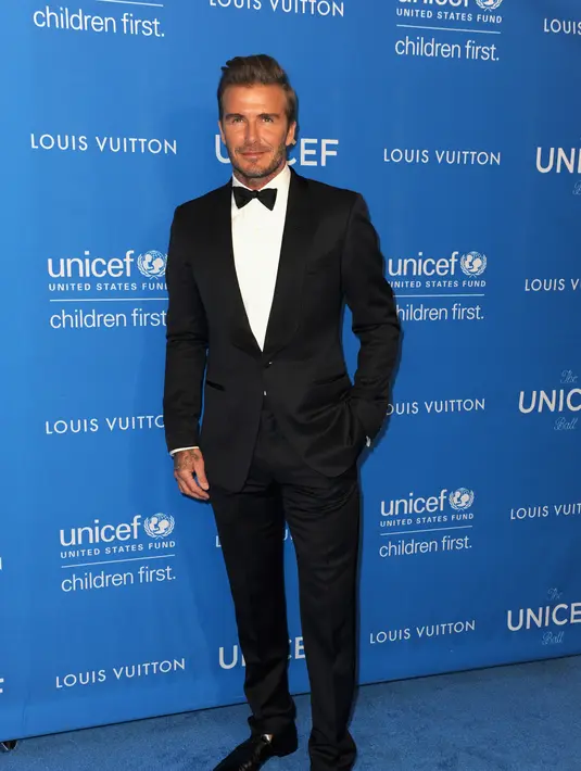 Ya, David Beckham memang selalu menjadi sosok yang lebih ramah dibandingkan istrinya, Victoria. Ia selalu menebar senyum khasnya kepada semua orang dan menyapa. (AFP/Bintang.com)