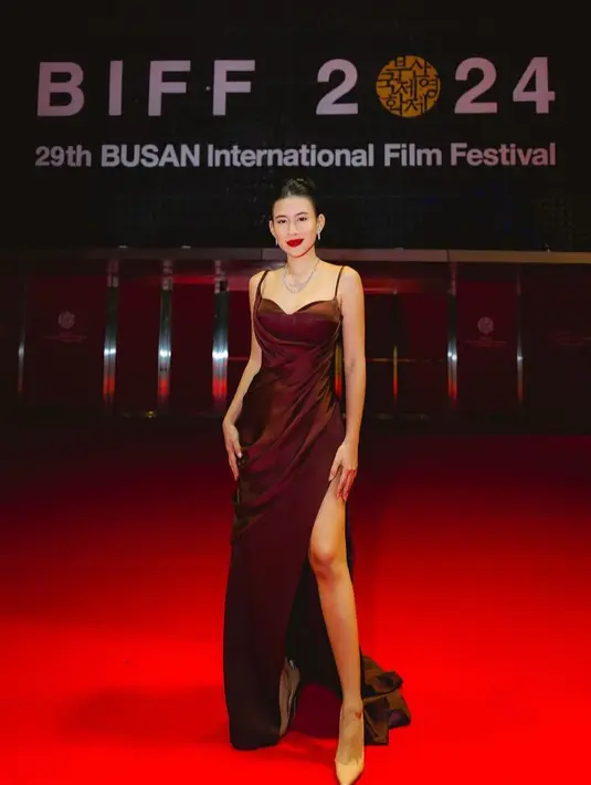 <p>Saat hadir di red carpet BIFF 2024, Shenina Cinnamon tampil memukau dengan slit gaun warna coklat spaghetti strap. Gaun yang dibuat oleh Hian Tjen ini dipadukan aksesori kalung silver dan anting serupa. Mengenakan heels nude. [@sheninacinnamon]</p>