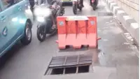 Besi gorong-gorong underpass Mampang, Jakarta Selatan hilang. (Foto: tangkapan latar twitter TMC Polda Metro Jaya)