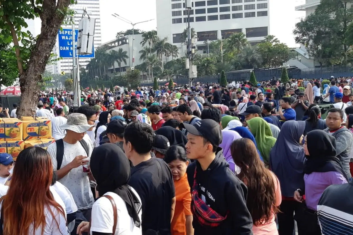 Repnas DKI Jakarta mengkampanyekan konsumsi buah lokal dengan membagikan jus buah naga dan buah apel gratis di acara Car Free Day (CFD), Jakarta, Minggu (24/2/2019).