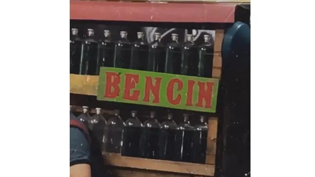 6 Tulisan Kocak di Tempat Penjual Bensin Eceran Ini Bikin Ngakak