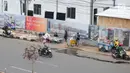 Pedagang kaki lima (PKL) menggelar barang dagangannya di trotoar depan Terminal Depok, Jawa Barat, Kamis (17/1). Trotoar Terminal Depok tidak bisa digunakan pejalan kaki menjelang sore lantaran diokupasi PKL. (Liputan6.com/Herman Zakharia)