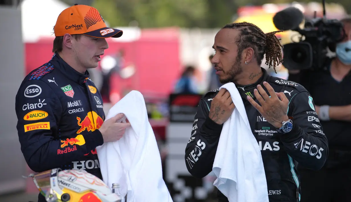 Hasil ini menjadi kemenangan ketiga untuk Hamilton sepanjang kejuaraan 2021. Dia memimpin klasemen F1 2021 dengan 94 poin, diikuti Verstappen dengan 80 poin dan Bottas 47 angka. (Foto: AFP/Pool/Emilio Morenatti)