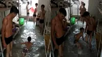 Sekelompok siswa asal China nampak bermain-main di 'kolam renang' kamar asrama (Daily Mail)