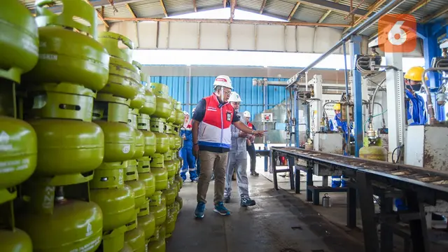 Dikretur Rekayasa dan Infrastuktur Darat PT Pertamina Patra Niaga Jatimbalinus Eduward Adolof Kawi  menijau stok gas LPG 3 kilogram (Hermawan Arifianto/Liputan6.com)
