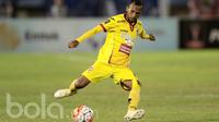 Pemain Sriwijaya FC, Nur Iskandar saat beraksi melawan Arema pada Piala Presiden 2017 di Stadion Manahan, Solo, (26/2/2017). Arema menang 3-1. (Bola.com/Nicklas Hanoatubun)