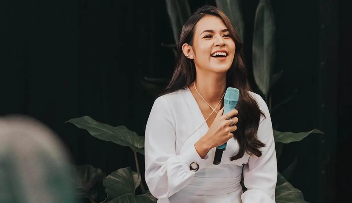 “Pas gue nikah tuh ya bener-bener udah jodohnya aja dan udah circumstance-nya gua nikah. Tapi gue nggak, 'Gue umur segini harus nikah', nggak sama sekali. Orangtua gue juga nggak yang, 'Kapan nikah? Kapan nikah?, nggak gitu," lanjutnya. (Instagram/raisa6690)