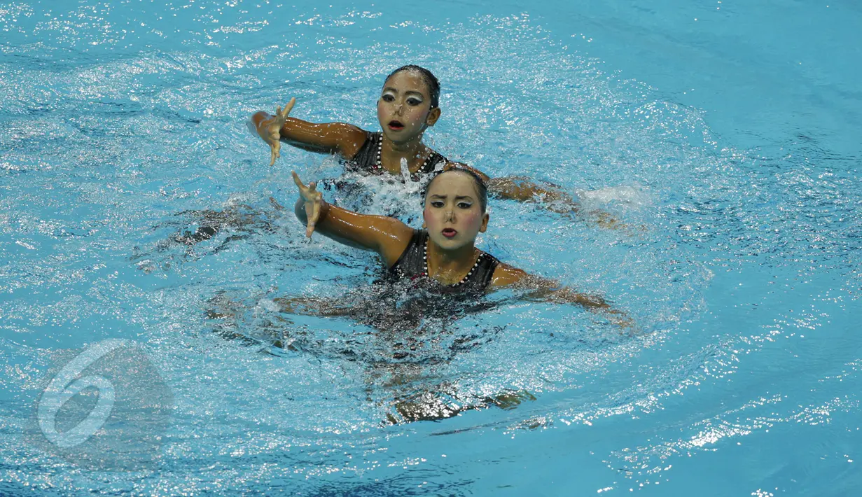 Tim Renang Indah Indonesia merebut medali perunggu di kelas Duet Technical and Free Routine SEA Games 2015 di OCBC Aquatic, National Stadium Singapura, Kamis (6/4). Tim renang indah Indonesia meraih 139.0880 poin. (Liputan6.com/Helmi Fithriansyah)