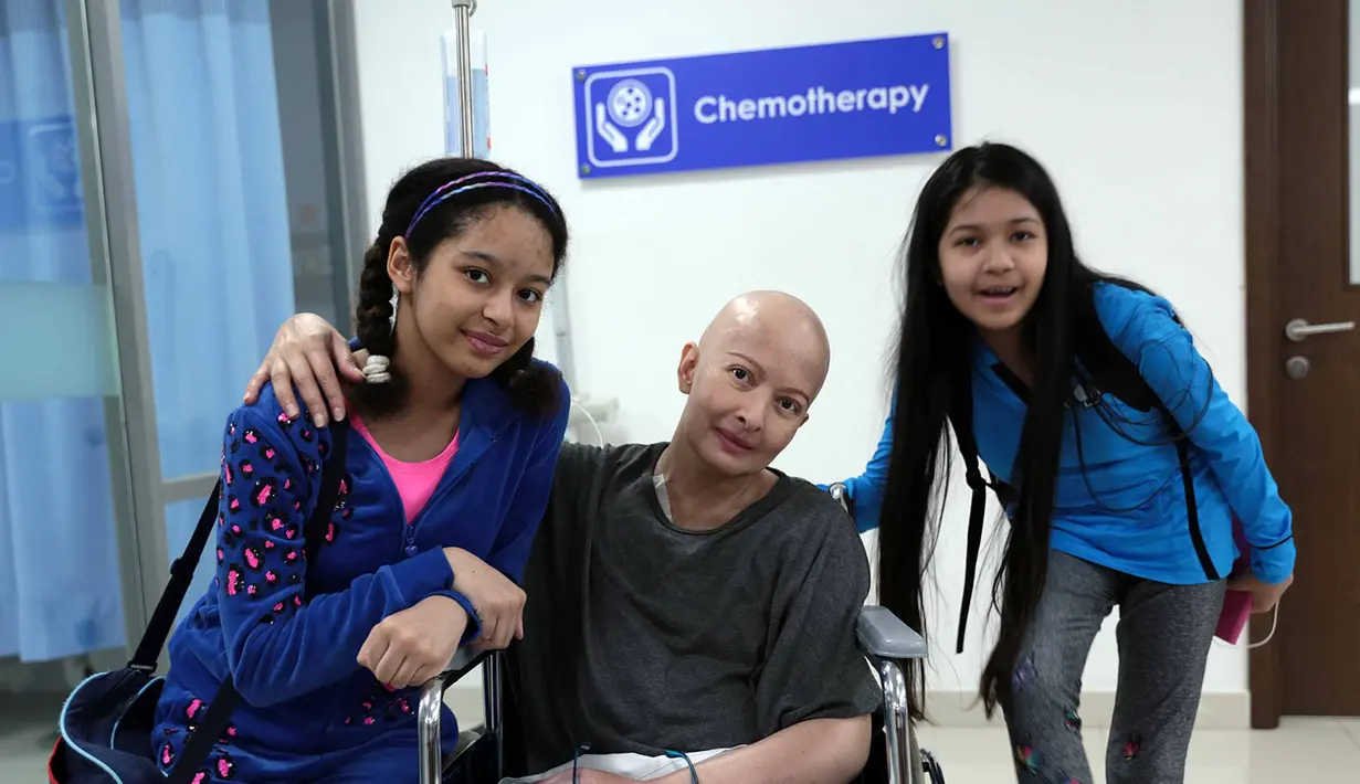 Zein ibunda Yana Zein berharap, tanah tersisa yang dimiliki bisa terjual dengan orang baik. Dan hasil dari uang itu bisa dipergunakan pengobatan Yana, dan syukur-syukur kedua putrinya bisa melanjutkan sekolah kembali. (Deki Prayoga/Bintang.com)