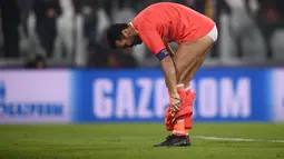 Gianluigi Buffon melepaskan celananya di lapangan hijau Stadion Turin usai kalah menghadapi Barcelona di laga 16 besar Liga Champions 2017 lalu. ( AFP/Marco Bertorello )
