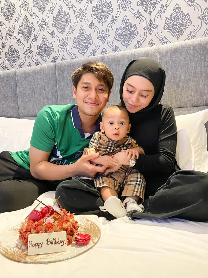 Bahagianya Rizky Billar, saat merayakan ulang tahun ke-27. Lantaran, ia tak hanya berdua dengan sang istri tapi juga dengan Baby L. (Foto: Instagram/@lestykejora)