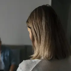 Silent treatment kerap menjadi mekanisme pertahanan ketika seseorang merasa frustrasi atau kecewa. Foto: Freepik