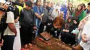 Suasana pemakaman Didi Petet di TPU Tanah Kusir, Jakarta, Jumat (15/5/2015). Keluarga menerangkan, Didi meninggal usai melaksanakan Salat Subuh. (Liputan6.com/Faisal R Syam)