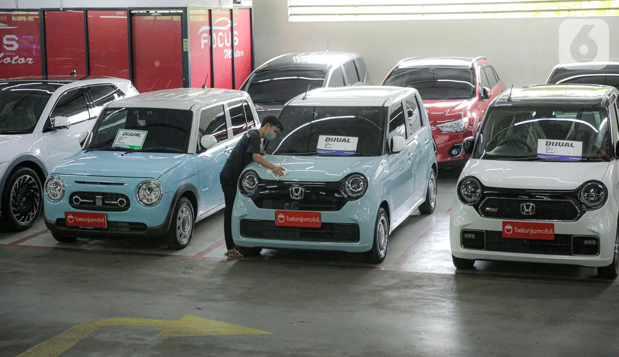Pekerja membersihkan mobil yang dijual di Showroom Belanja Mobil, Jakarta, Senin (6/2/2023). Guna menghadirkan kebutuhan mobil bekas untuk masyarakat Indonesia saat ini, sejumlah showroom mobil bekas menerapkan penjualan konvensional serta penggunaan platform media sosial yang bisa memudahkan transaksi pembelian dan penjualan kendaraan. (Liputan6.com/Faizal Fanani)