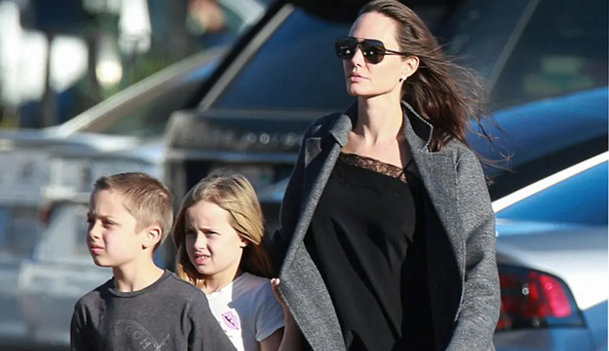 Bukan yang pertama kali Angelina Jolie terlihat berada di luar rumah setelah menggugat cerai Brad Pitt. Menghabiskan waktu bersama, Jolie mengajak si kembar Vivienne dan Knox jalan-jalan di luar rumah. (doc.dailymail.com)