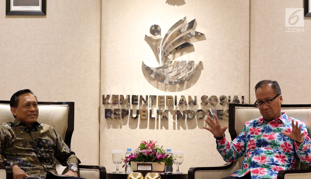 Menteri Sosial Agus Gumiwang Kartasasmita (kanan) berbincang dengan Dirut Indosiar Imam Sudjarwo saat menerima kunjungan Emtek Group di Kementerian Sosial, Jakarta, Selasa (18/12). Kunjungan membahas kerja sama di sektor media. (Liputan6.com/JohanTallo)