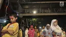 Sejumlah warga melaksanakan salat tarawih di atas Jembatan Penyebrangan Orang (JPO) Mushola Mifhtaul Jannah di Kawasan Pasar Gembrong, Jakarta, 5 Mei 2019. JPO yang biasa digunakan untuk akses menyeberang mendadak jadi area ibadah salat tarawih pada Ramadan 1440 H. (merdeka.com/Iqbal S. Nugroho)