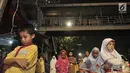 Sejumlah warga melaksanakan salat tarawih di atas Jembatan Penyebrangan Orang (JPO) Mushola Mifhtaul Jannah di Kawasan Pasar Gembrong, Jakarta, 5 Mei 2019. JPO yang biasa digunakan untuk akses menyeberang mendadak jadi area ibadah salat tarawih pada Ramadan 1440 H. (merdeka.com/Iqbal S. Nugroho)