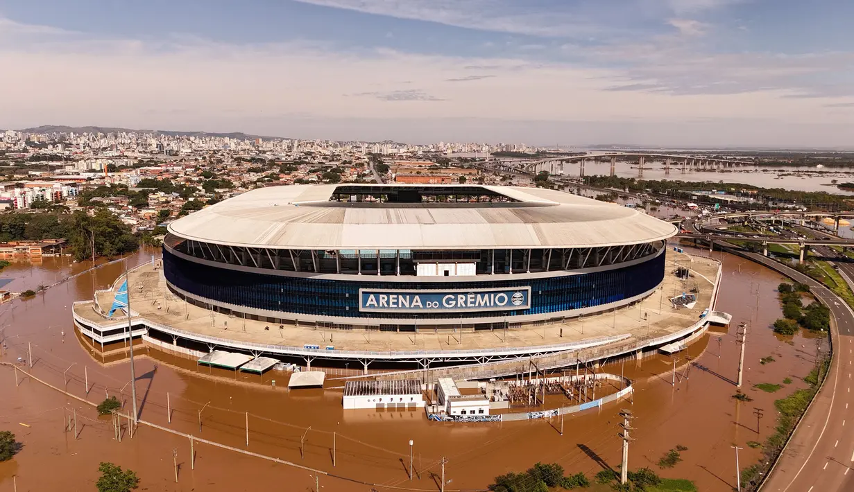 Foto udara stadion klub Brasil Gremio, Arena do Gremio saat dilanda banjir di Porto Alegre, negara bagian Rio Grande do Sul, Brasil, pada 7 Mei 2024. (AFP/Carlos Fabal)