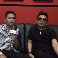 Ade Govinda yang dikenal sebagai pencipta lagu di Indonesia, membuatkan lagu berjudul ‘Dia’ dan diberikan kepada Ellino.