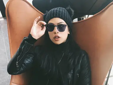 Pemilik nama lengkap Ayunda Faza Maudya memang selalu tampil kece di berbagai kesempatan. Termasuk saat ia tampil memesona dengan pakai outfit serba hitam. Kacamata hitam yang dikenakannya juga bikin Maudy kian keren. (Liputan6.com/IG/@maudyayunda)