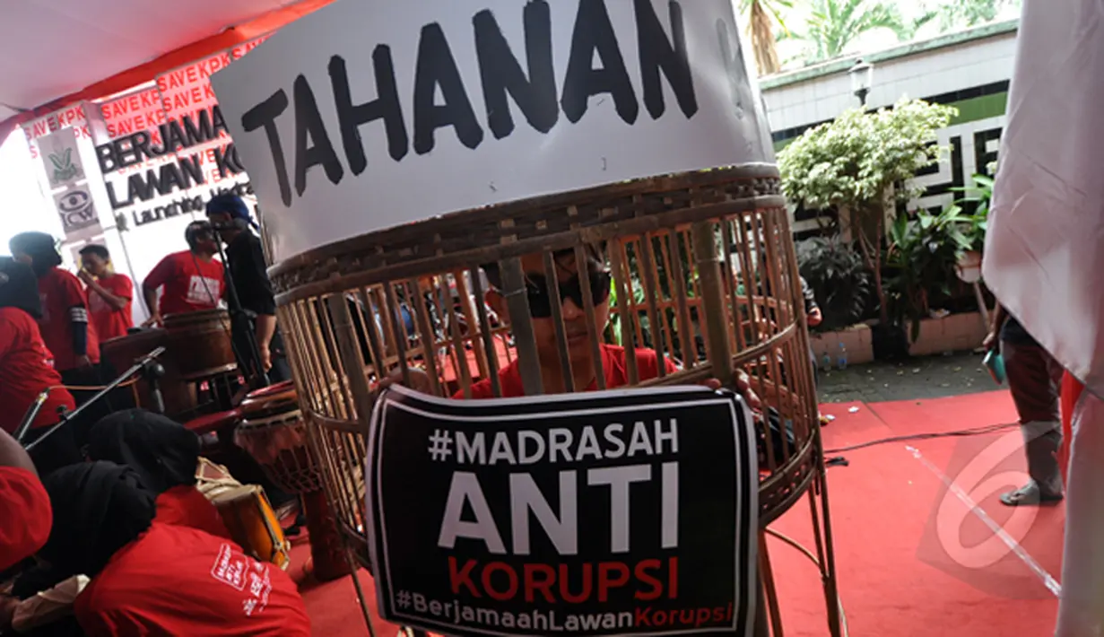 Seorang pemuda dikurung sebagai ilustrasi bentuk perlawanan terhadap korupsi saat deklarasi 'Berjamaah Lawan Korupsi' di Gedung Pusat Dakwah PP Muhammadiyah, Menteng, Jakarta, Minggu (8/2/2015). (Liputan6.com/Faizal Fanani)